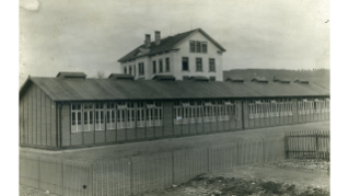 1904 erbaute Schulbaracke vor dem ehemaligen Schulhaus Hard an der Hohlstrasse in Aussersihl. Die Baracke wurde 1909 nach Riesbach versetzt.